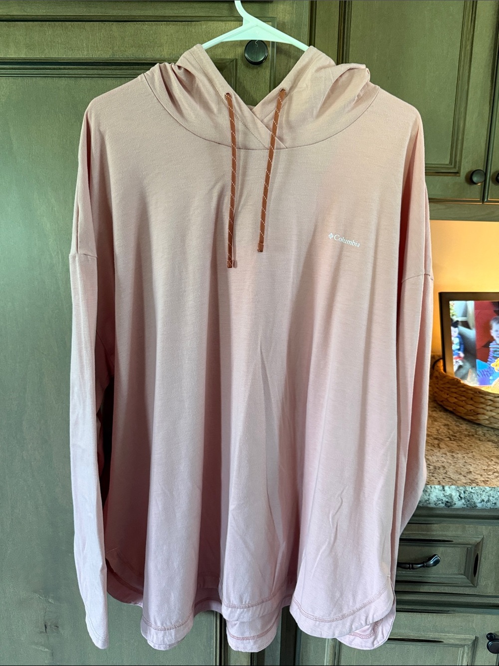 Women’s Columbia hooded pullover. Lightweight.